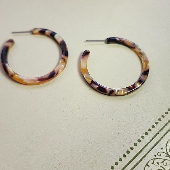 Stylish Acrylic Tortoise Shell Style Hoop Earrings - Picture 1 of 2